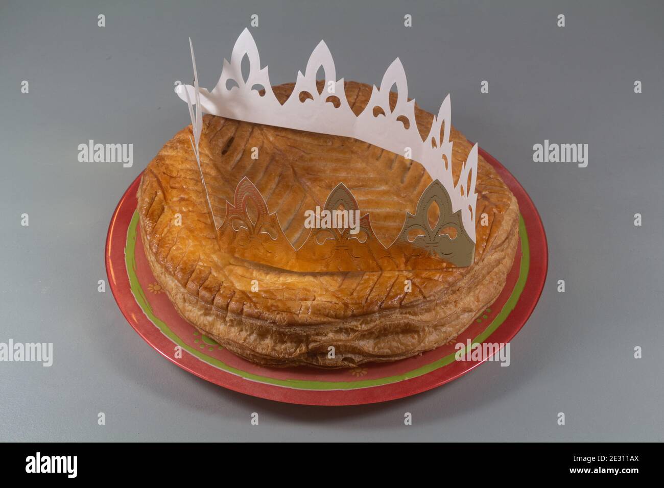 Grand gâteau français avec une couronne en carton sur une assiette Pour Epiphany Banque D'Images