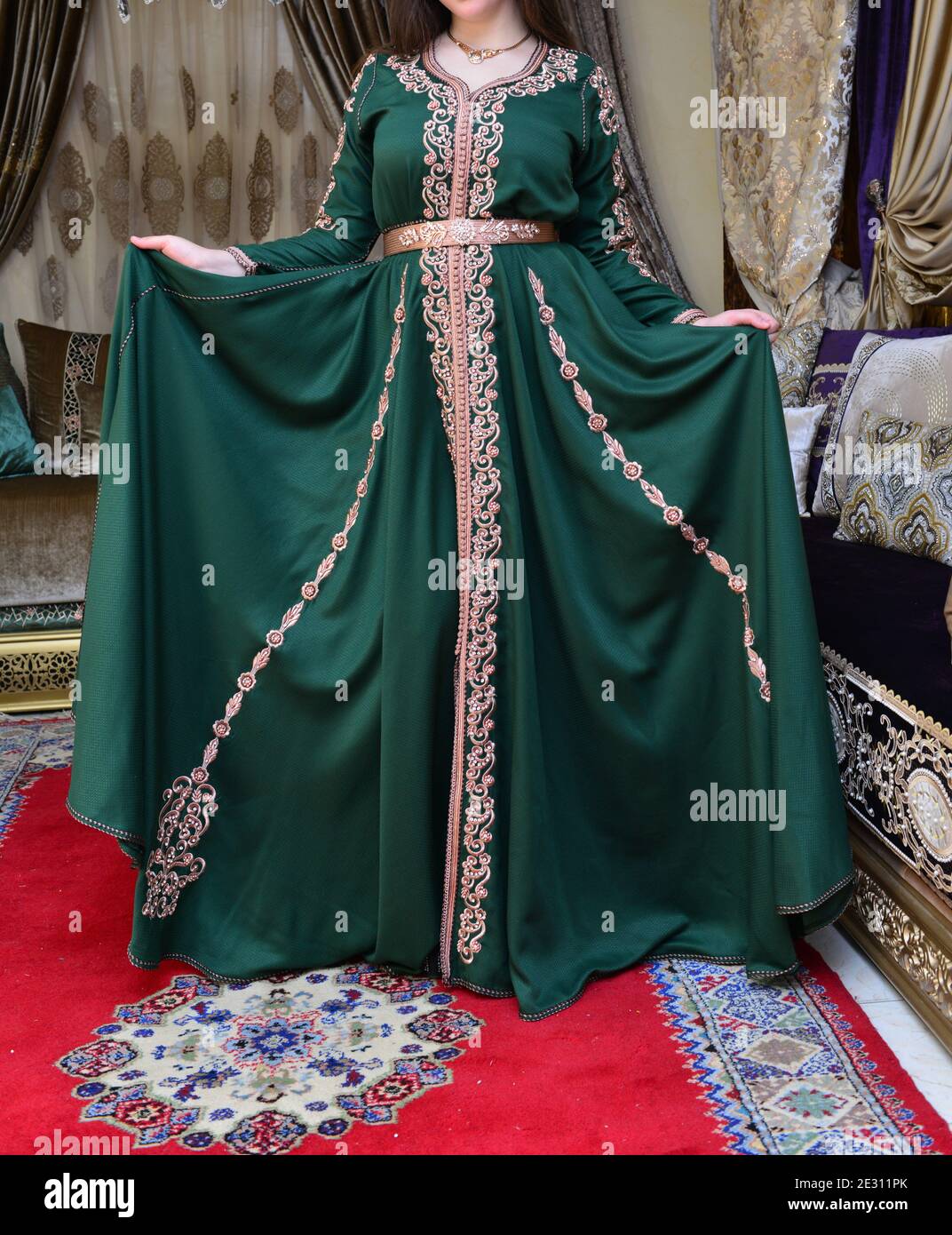Wearing A Moroccan Kaftan Banque D Image Et Photos Alamy