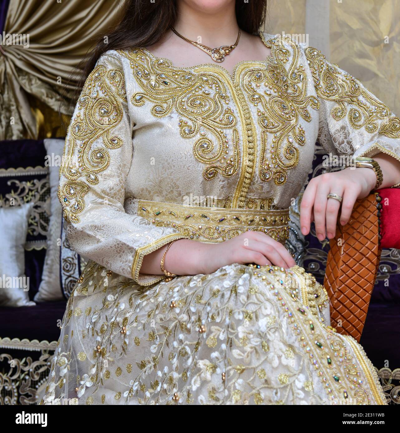 Maroc, Marrakech, haute couture, mannequin portant un caftan Photo Stock -  Alamy