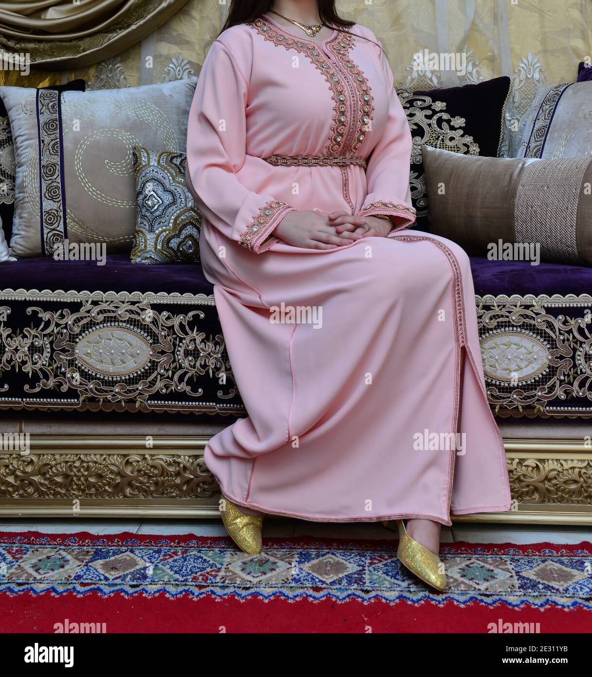 Maroc, Marrakech, haute couture, mannequin portant un caftan Photo Stock -  Alamy
