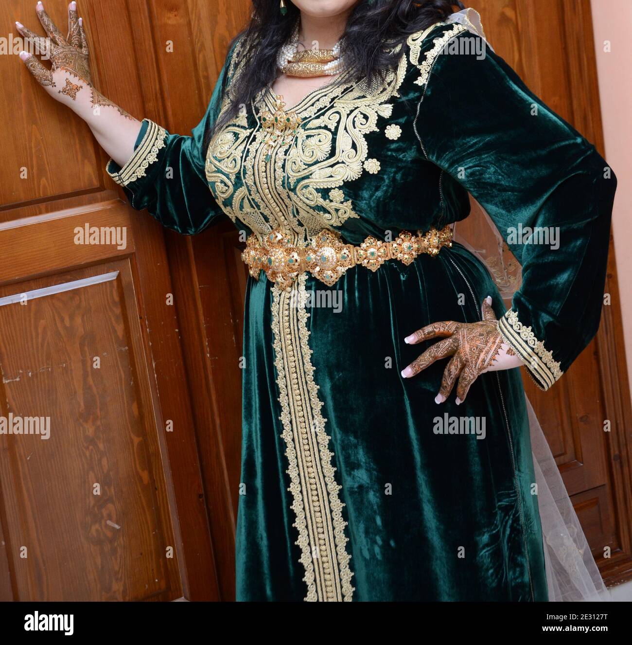 Wearing A Moroccan Kaftan Banque D Image Et Photos Alamy