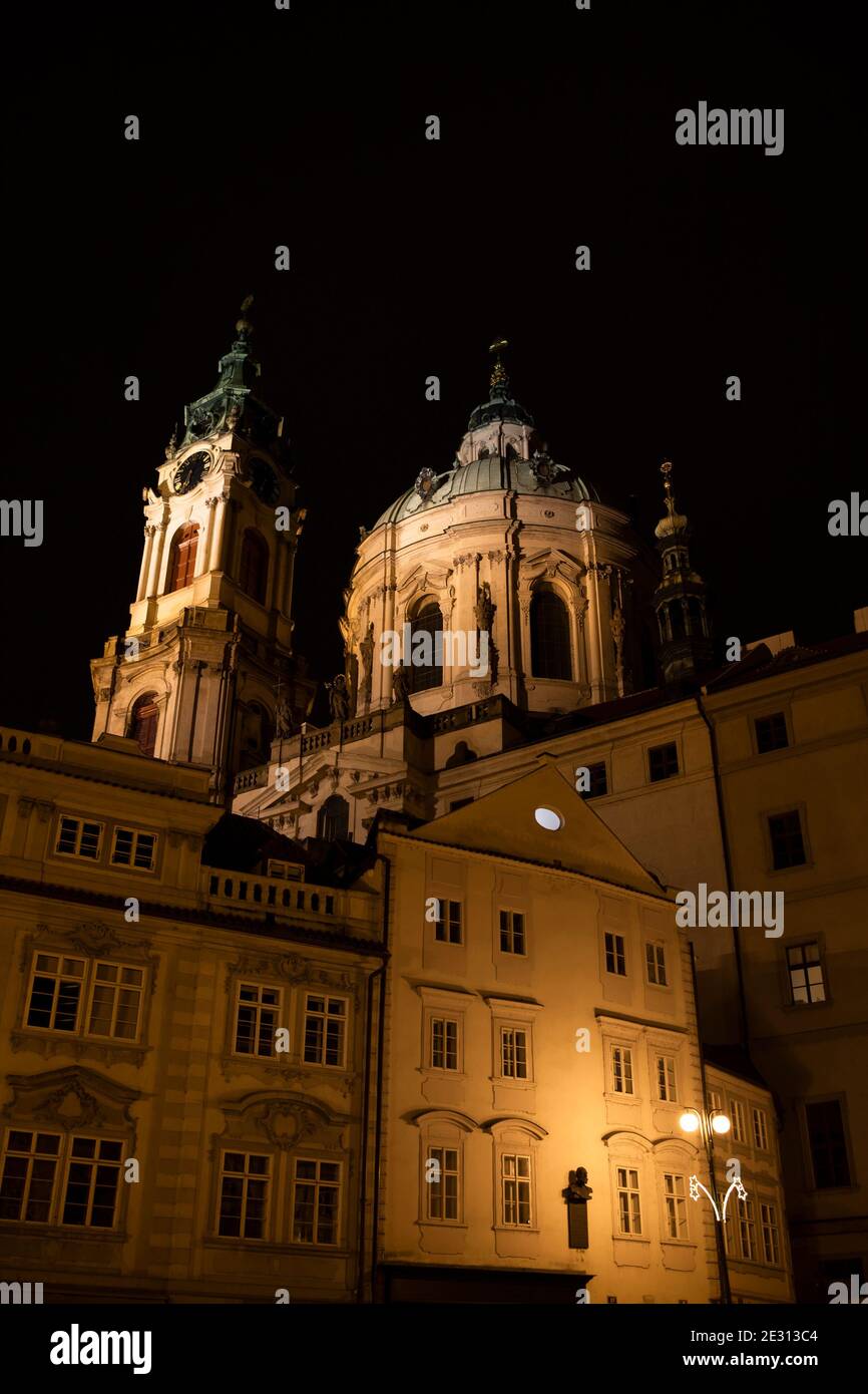 Eglise de Saint Nicolas ( kostel svateho Mikulase ), petite ville ( Mala Strana ), Prague, République Tchèque Czechia - beau bâtiment sacré fait en b Banque D'Images
