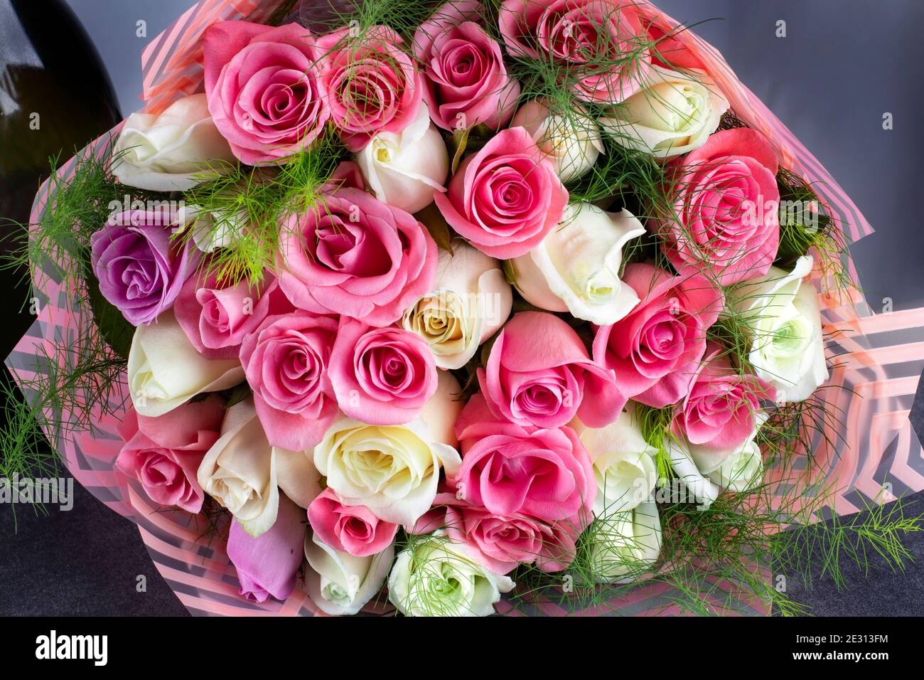 Un Beau Bouquet De Mariage De Roses Blanches Et Roses Convient Pour Les Felicitations Pour La Fete Des Meres Ou L Engagement Anniversaire Arriere Plan Des Cartes Postales Photo Stock Alamy