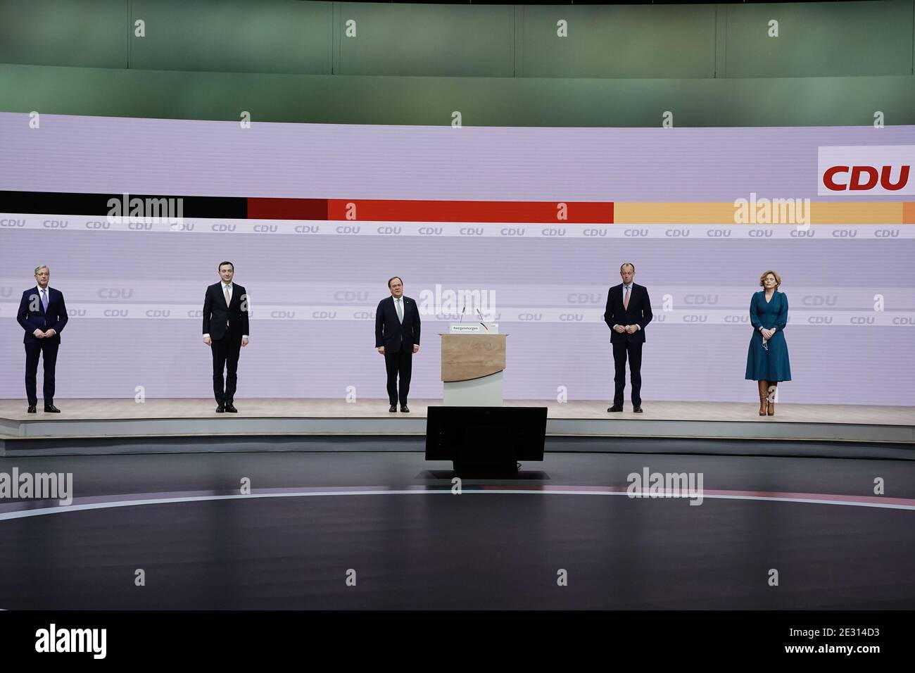 Berlin, Allemagne. 16 janvier 2021. Le nouveau chef du parti Armin Laschet (M) se tient pendant l'hymne national à la fin de la conférence numérique du parti fédéral de la CDU avec le l-r: Norbert Röttgen, Paul Ziemiak, Friedrich Merz et Julia Klöckner. Credit: Michael Kappeller/dpa/Alay Live News Banque D'Images