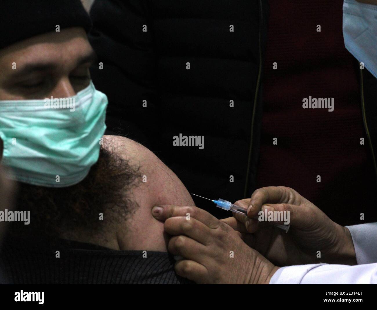 Srinagar, Inde. 16 janvier 2021. Un docteur cachemiri reçoit le vaccin Covid19 dans un hôpital gouvernemental de Sopore Cachemire le 16 janvier 2021 (photo de Mohammad Abu Bakar/Pacific Press/Sipa USA) crédit: SIPA USA/Alay Live News Banque D'Images