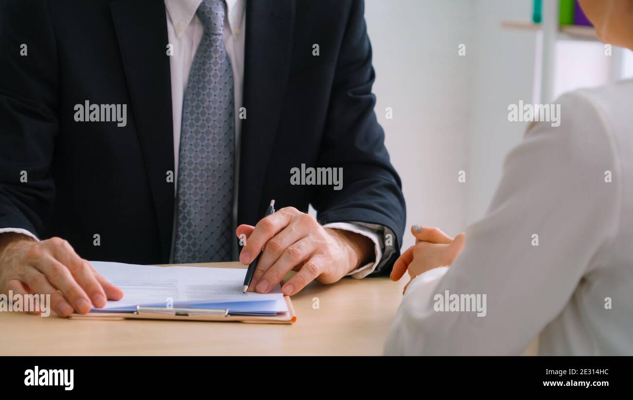 Le demandeur d'emploi lors d'une rencontre d'entrevue avec le gestionnaire et l'intervieweur au bureau de l'entreprise. La jeune personne interrogée à la recherche d'un emploi professionnel Banque D'Images