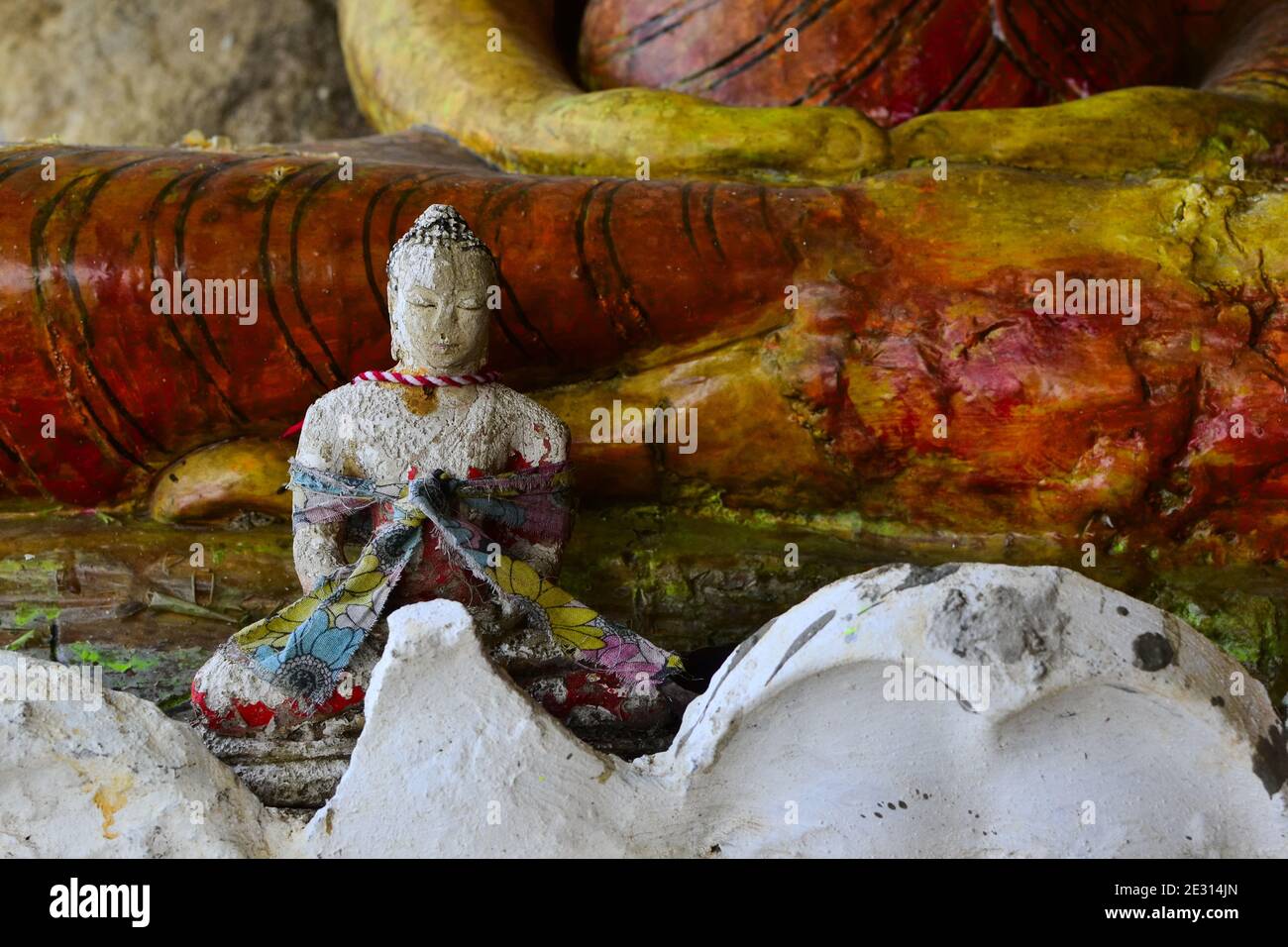 Petite statue de Bouddha blanc près d'une grande statue dans la grotte temple dans les montagnes près d'Ella, Sri Lanka Banque D'Images
