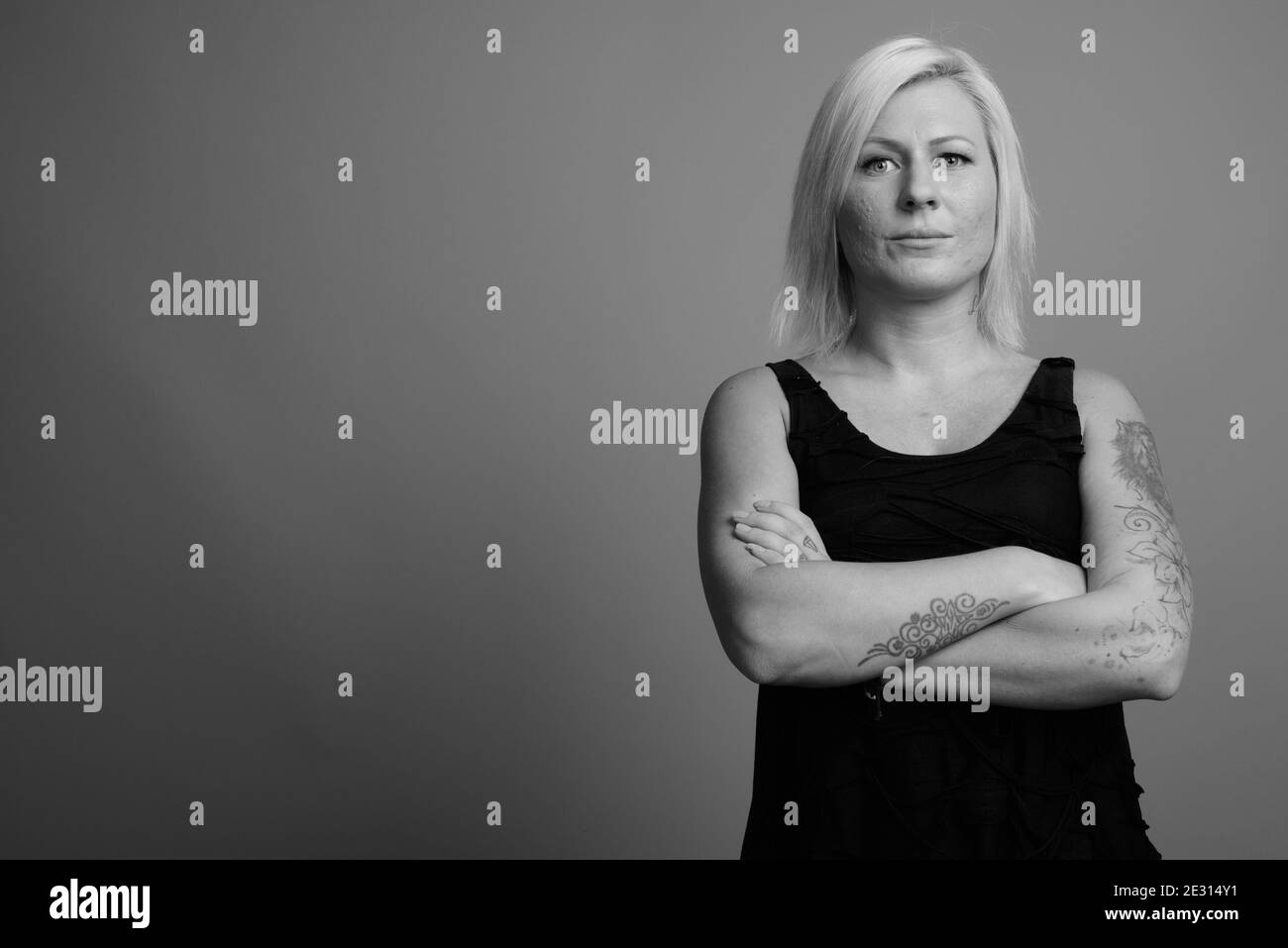 Femme aux cheveux blonds sur fond gris Banque D'Images