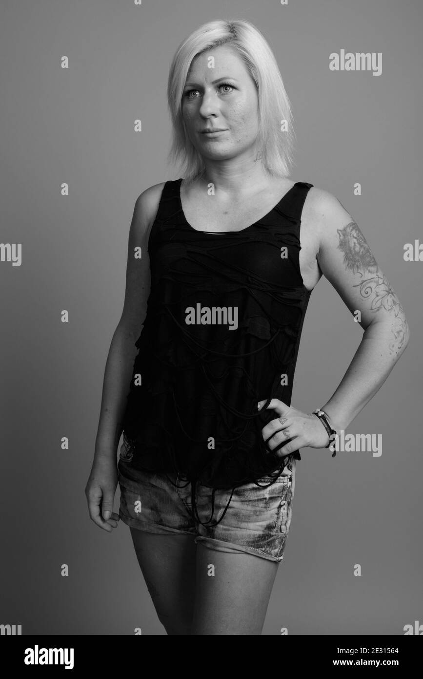 Femme aux cheveux blonds sur fond gris Banque D'Images