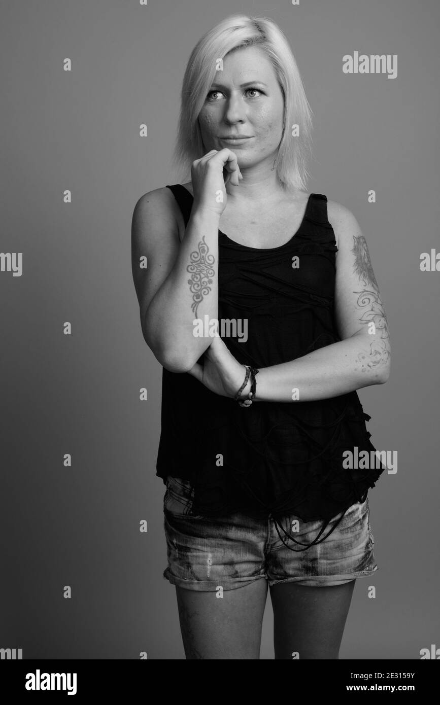 Femme aux cheveux blonds sur fond gris Banque D'Images