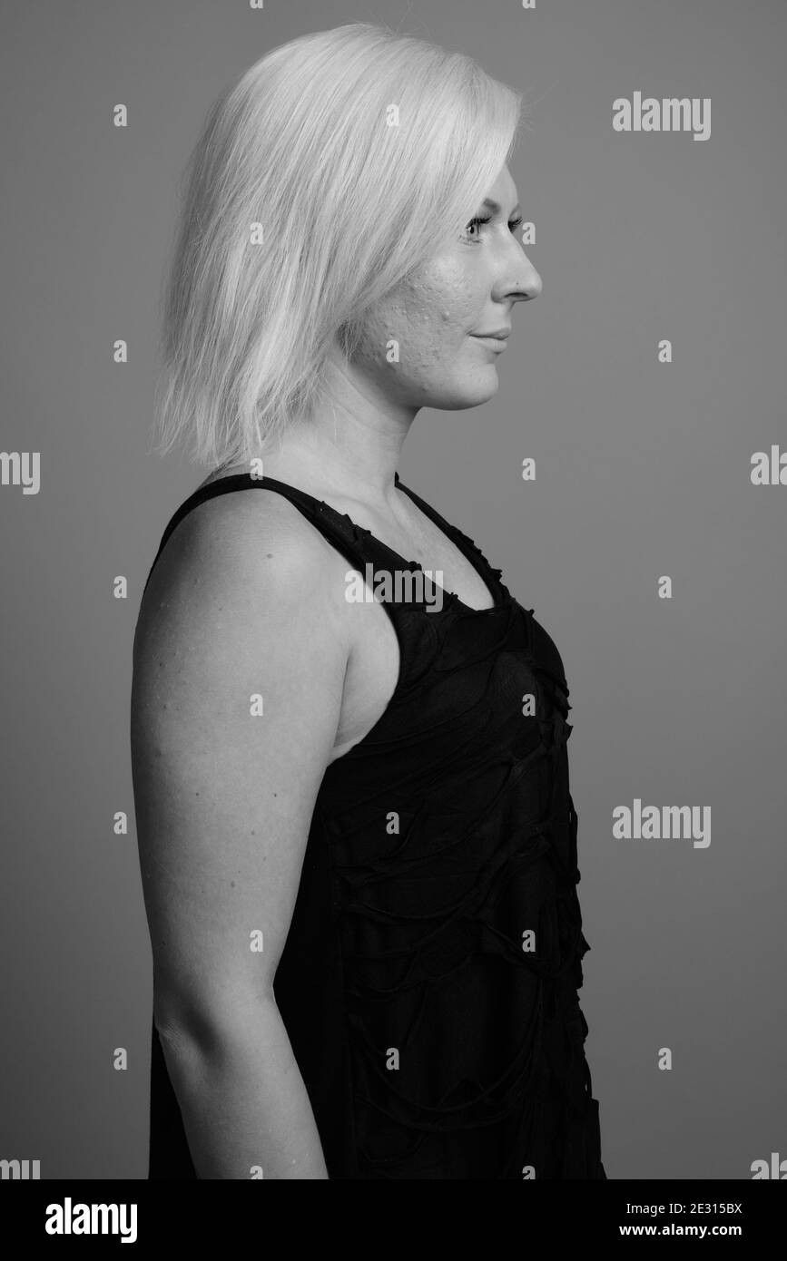 Femme aux cheveux blonds sur fond gris Banque D'Images