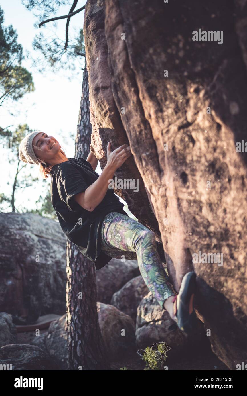 Une grimpeuse de roche femelle se déchègne sur les rochers de grès d'Albarracin en Espagne. Banque D'Images
