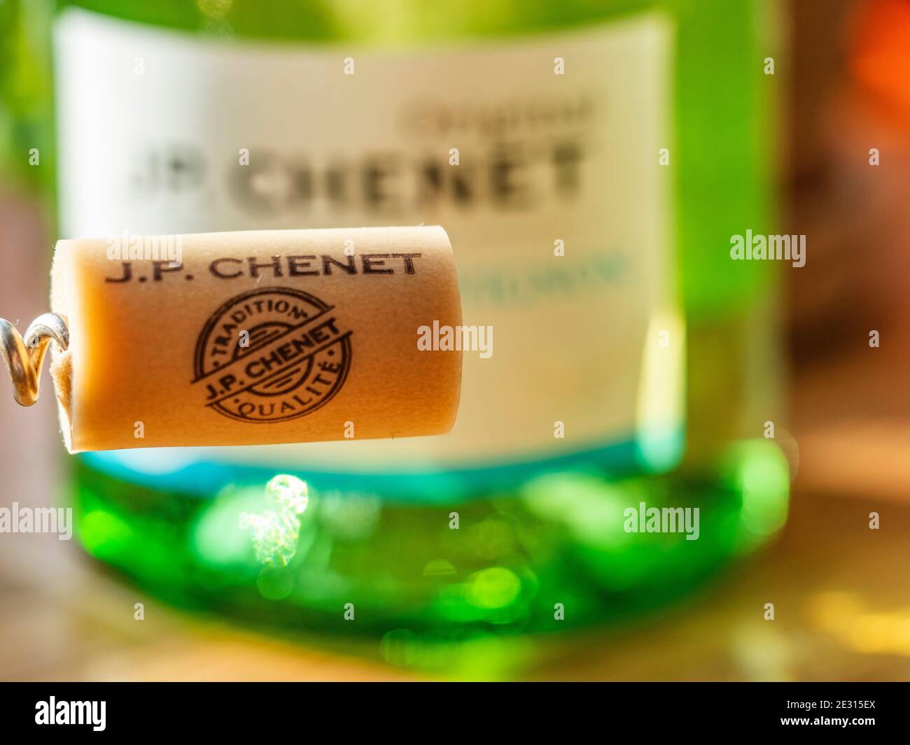 Dans cette photo, on a vu le liège J. P. Chenet sur le fond d'une bouteille de vin blanc Banque D'Images