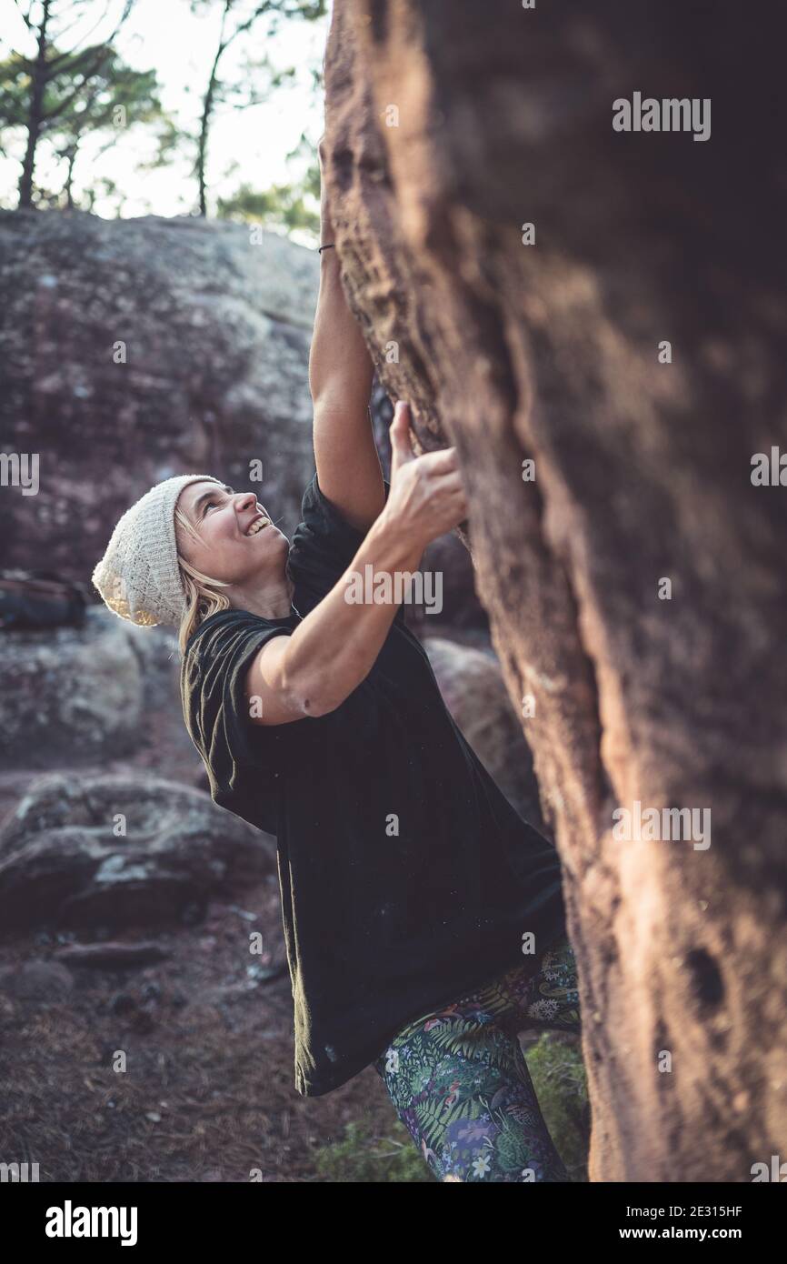 Une grimpeuse de roche femelle se déchègne sur les rochers de grès d'Albarracin en Espagne. Banque D'Images