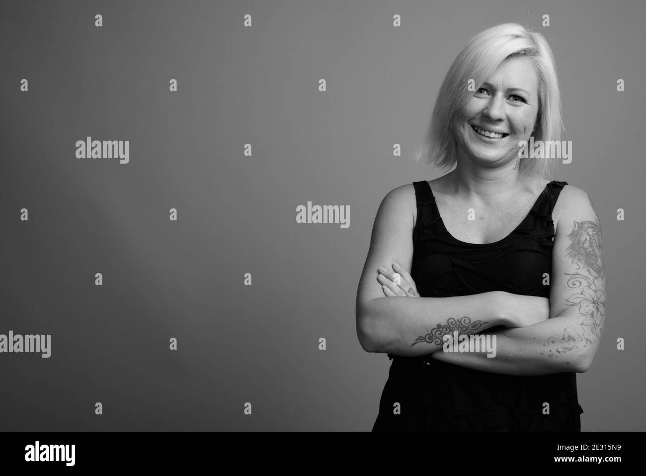 Femme aux cheveux blonds sur fond gris Banque D'Images