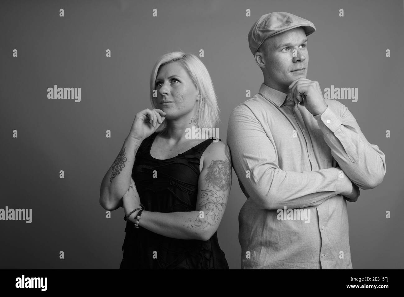 Homme et femme finlandais aux cheveux blonds sur fond gris Banque D'Images