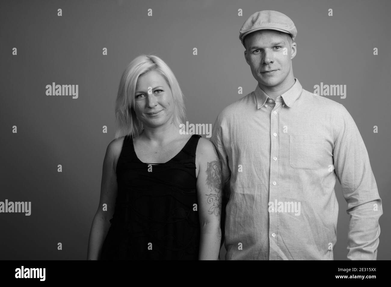 Homme et femme finlandais aux cheveux blonds sur fond gris Banque D'Images