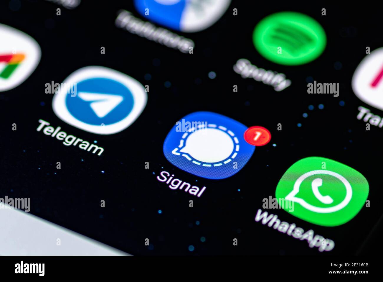 Application signal, un service de messagerie instantanée cryptée multi plate-forme affiché sur un smartphone avec notification Banque D'Images
