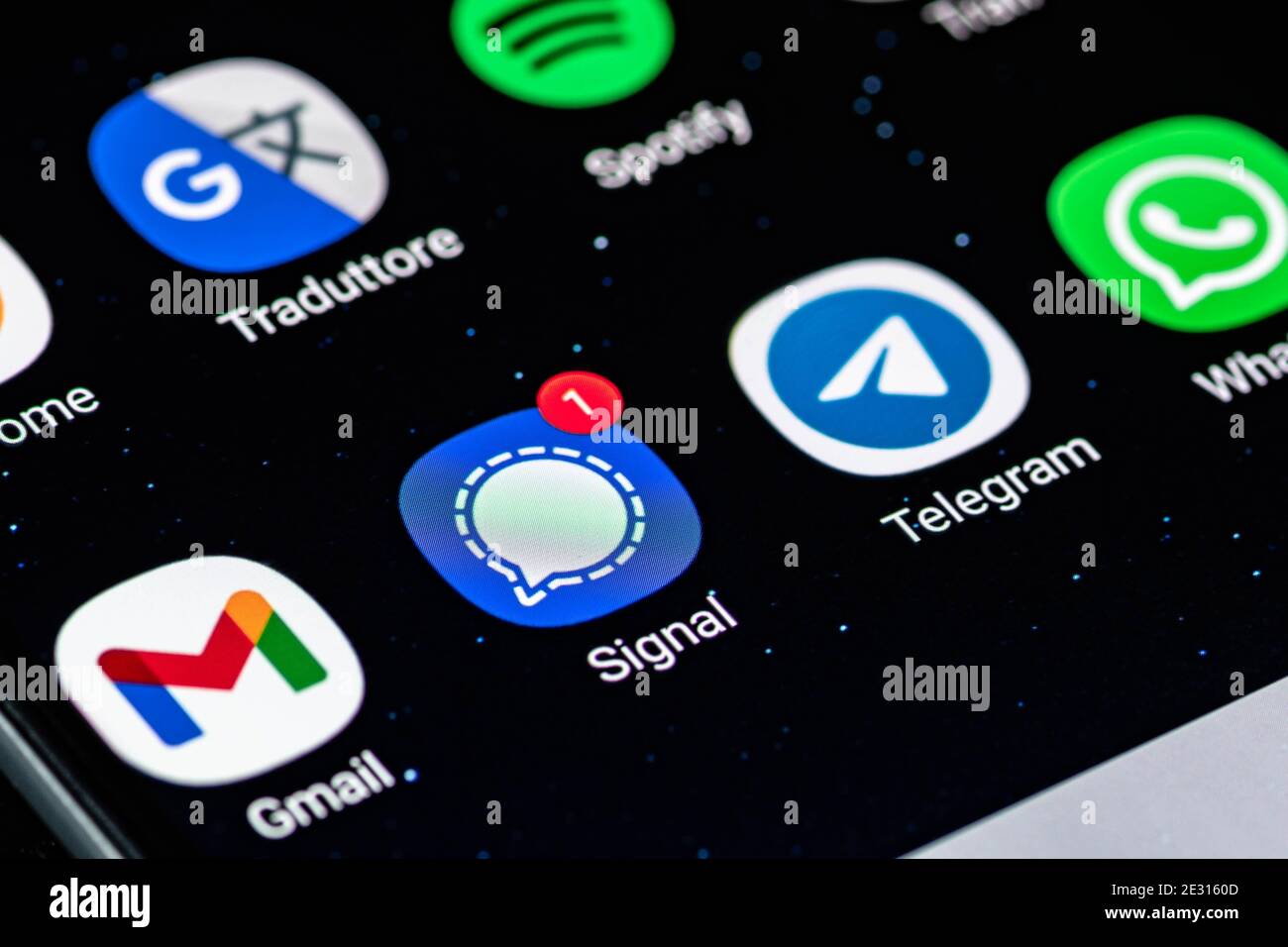 Application signal, un service de messagerie instantanée cryptée multi plate-forme affiché sur un smartphone avec notification Banque D'Images