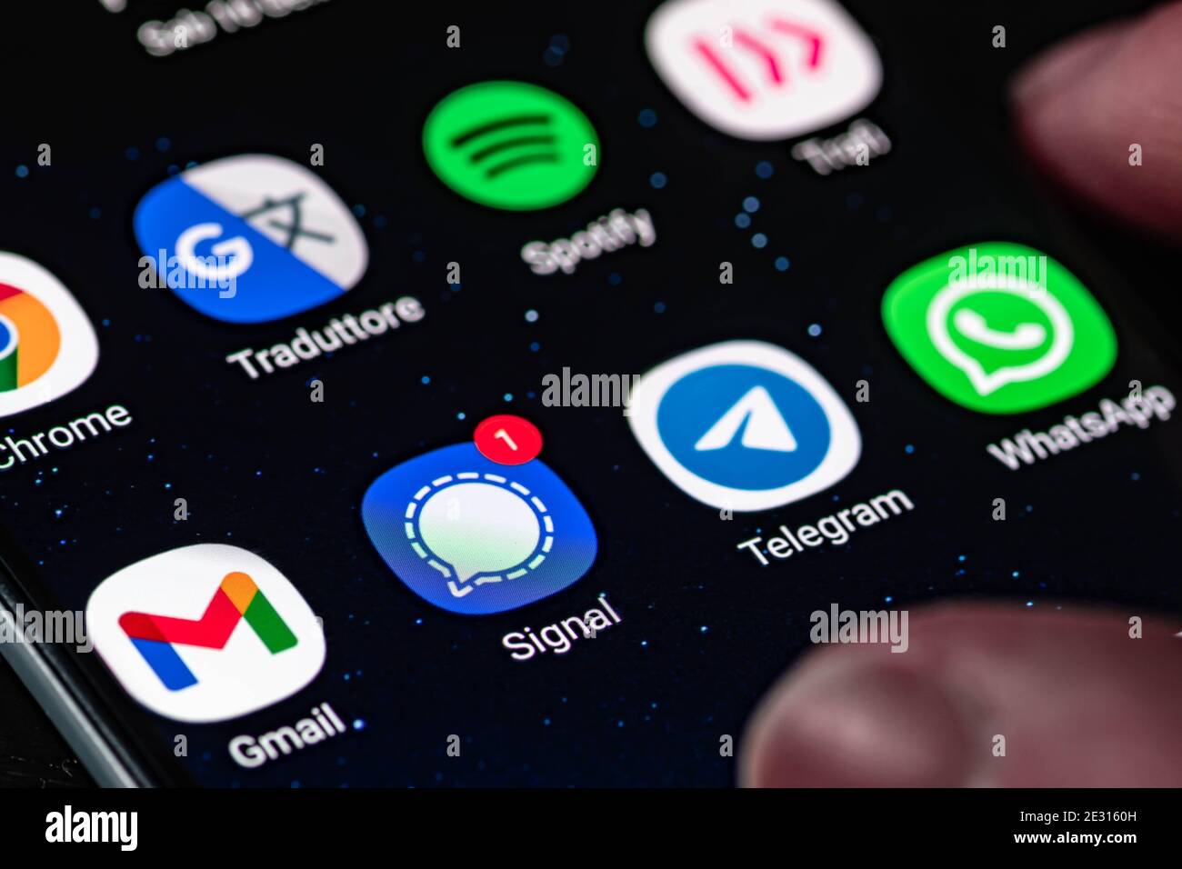 Application signal, un service de messagerie instantanée cryptée multi plate-forme affiché sur un smartphone avec notification Banque D'Images