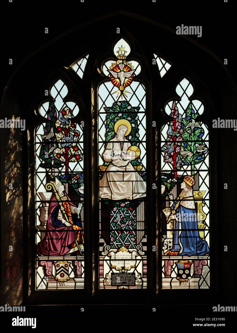 Une fenêtre de vitraux de 20th siècles par Harry Stammers de 1953 représentant l'adoration de la Vierge à l'enfant avec , l'église St May, Crostthwaite, Cumbria Banque D'Images