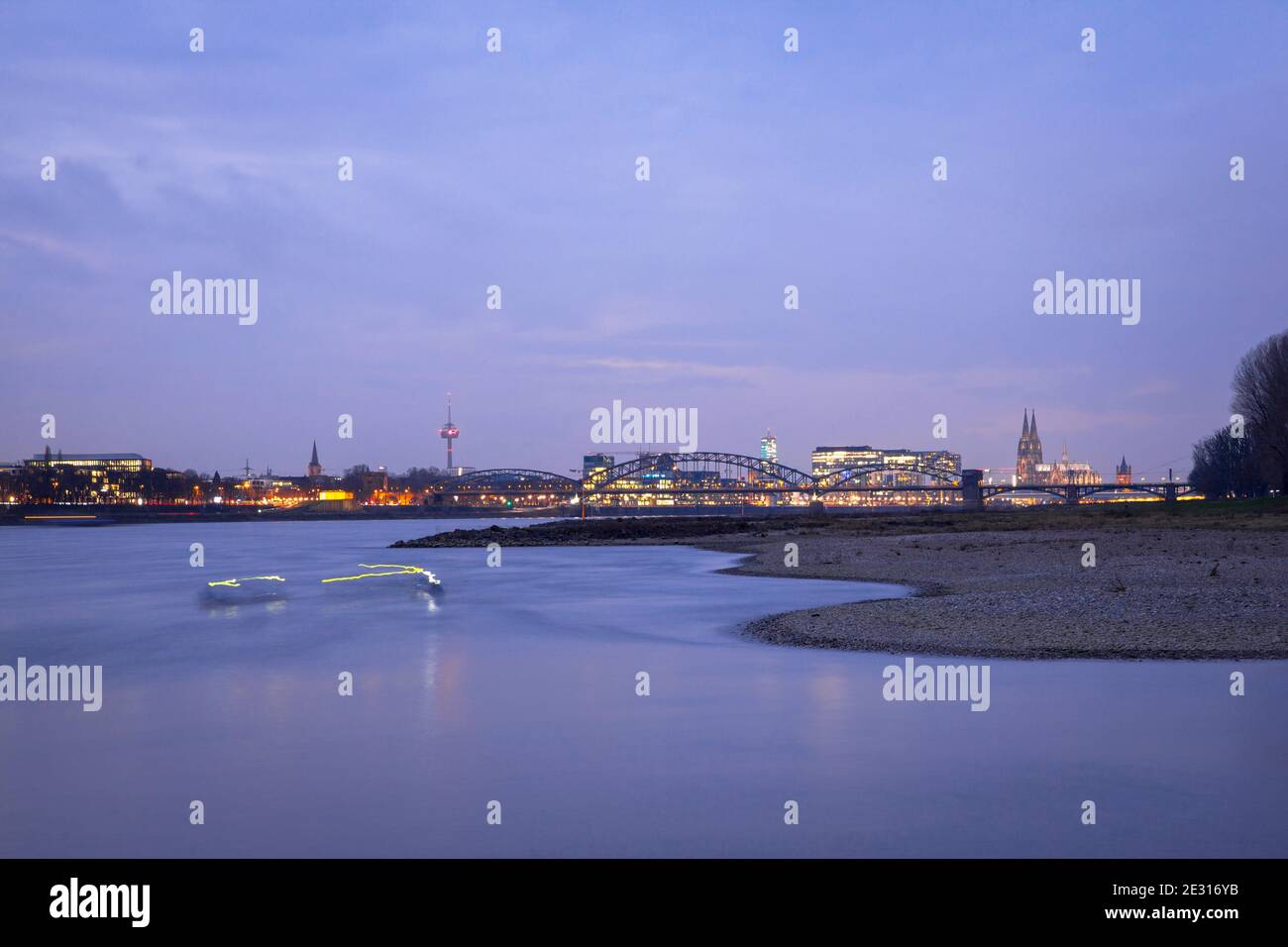 Vue sur la Suedbruecke, pont ferroviaire traversant le Rhin, sur le port de Rheinau avec les Crane Houses et sur la cathédrale, Cologne, Allemagne. Banque D'Images