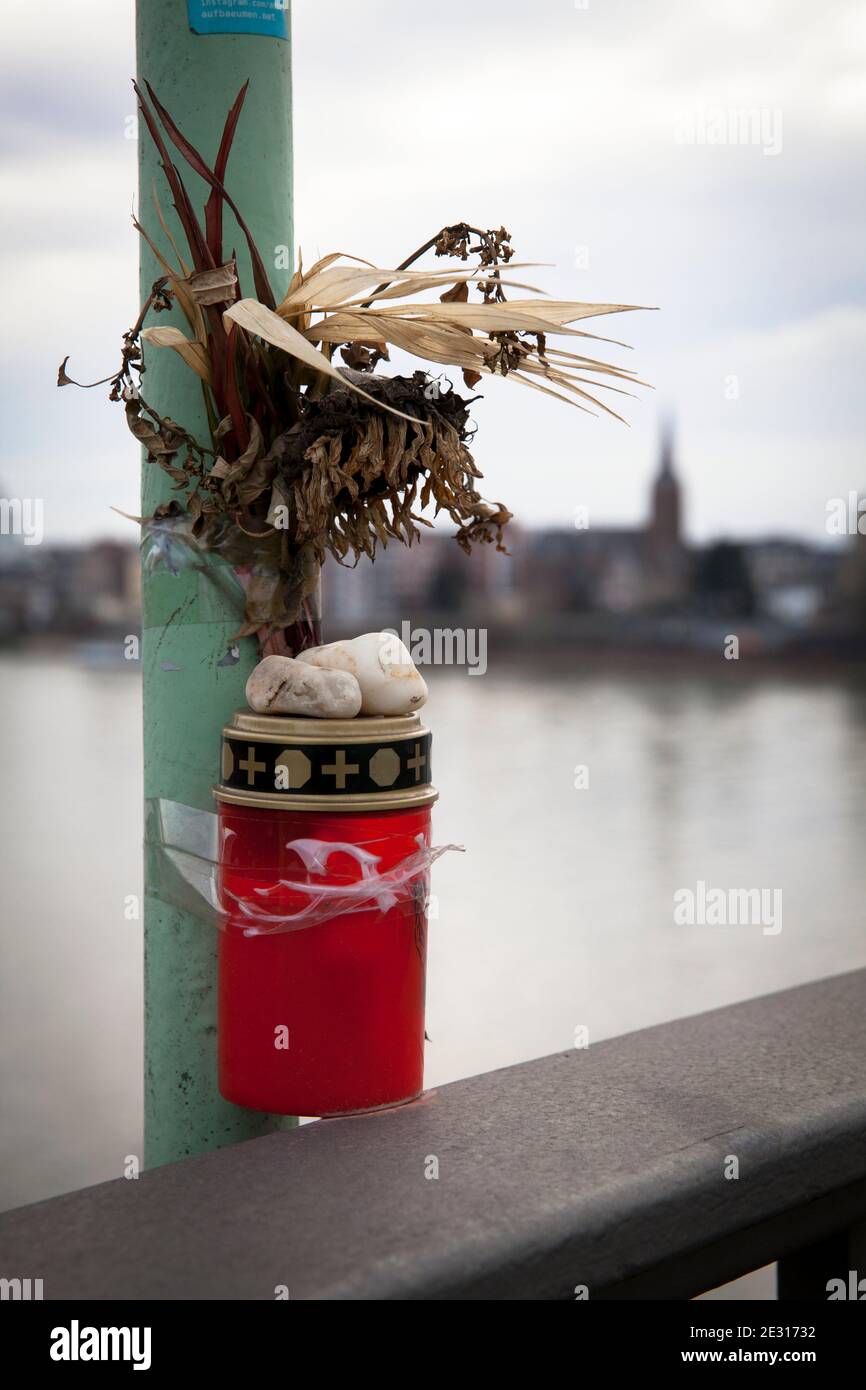 bougie mémorial et fleurs séchées pour une personne décédée sur le pont de Rodenkirchen, pont de l'autoroute A4, Cologne, Allemagne. Verkauf und Verkauf Banque D'Images