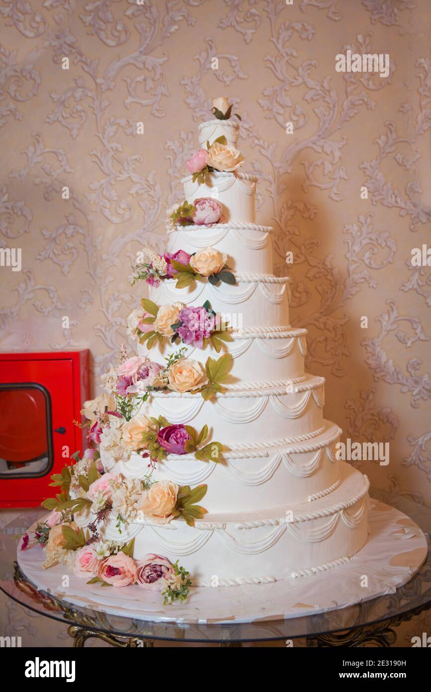 Gâteau de fleur blanche de huit étages . Gâteau de mariage dans le hall . Gâteau au huit étages Banque D'Images