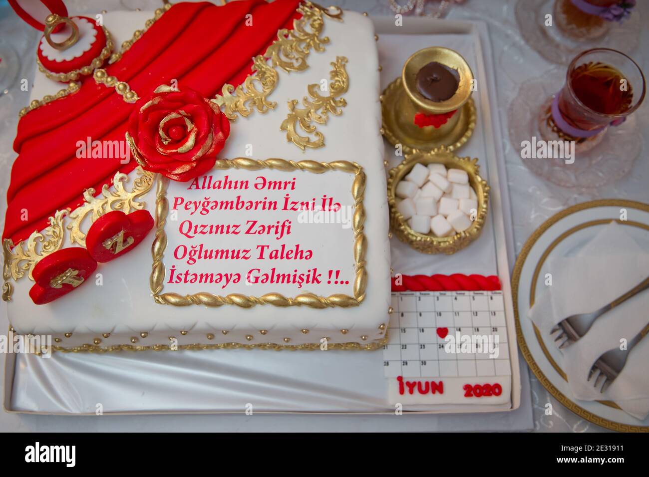 Azerbaidjan Bakou 14 11 Gateau Blanc Pour L Engagement The Sucre Calendrier Etc Dans Un Verre De Poire Une Zone Vide Sur Le Gateau Pour Ecrire Le T Photo Stock Alamy