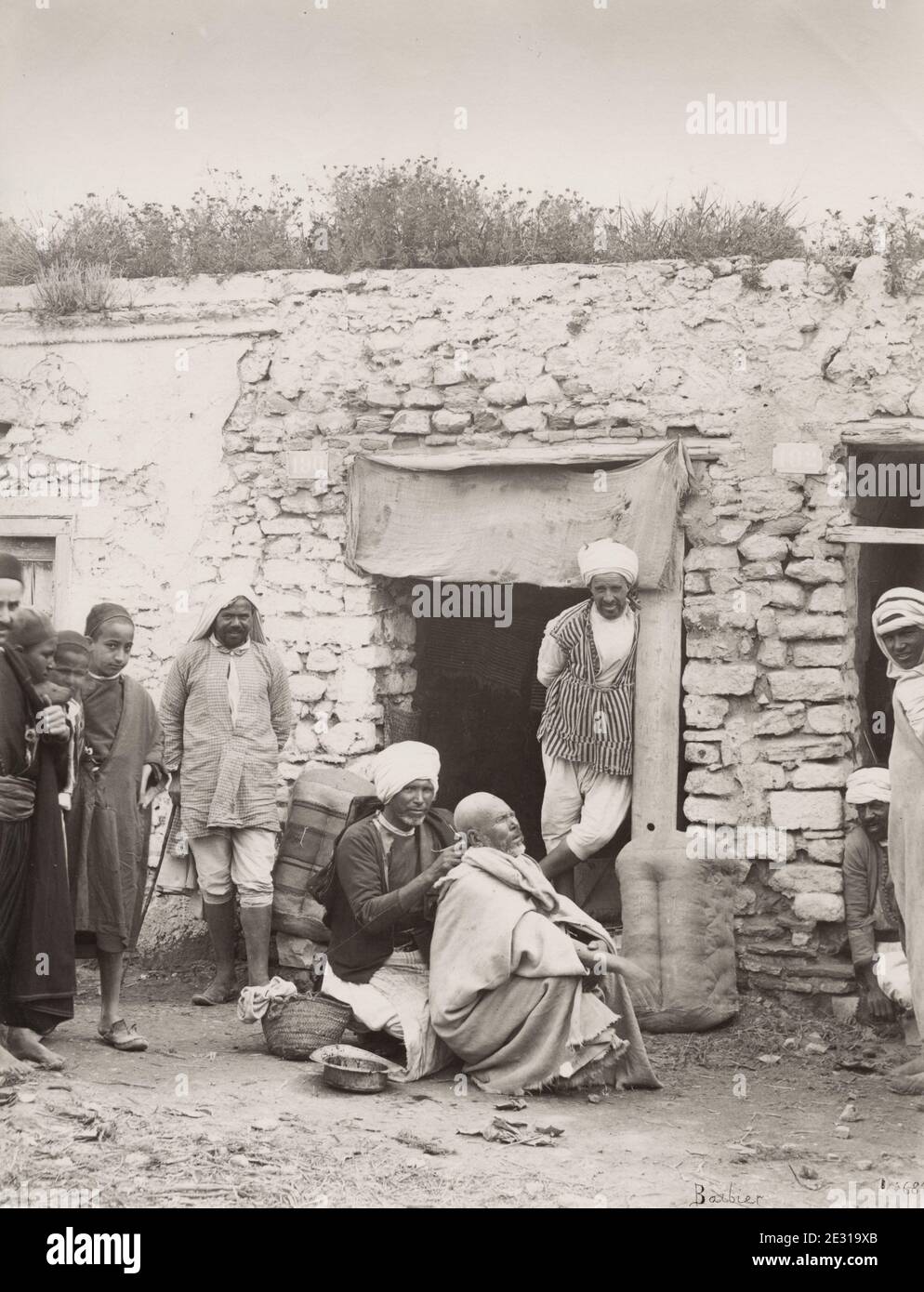 Photographie vintage du XIXe siècle: street barber Afrique du Nord, probablement Tunisie ou Algérie Banque D'Images
