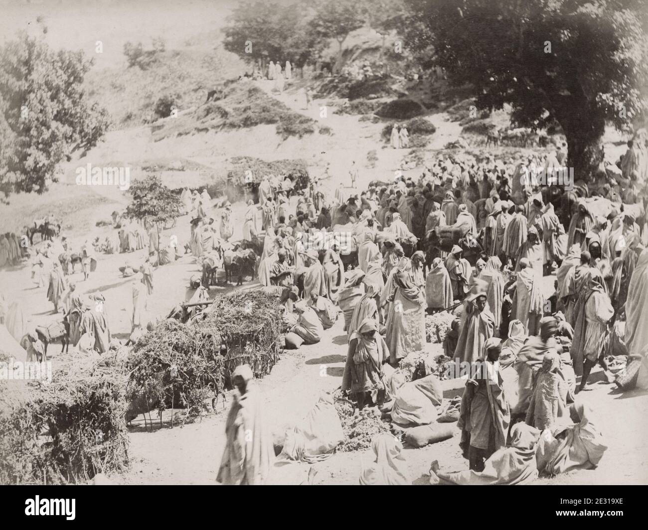 Photographie vintage du XIXe siècle : marché de rue. Larbaâ Nath Irathen est une ville de la province de Tizi Ouzou, au milieu de Kabylie, en Algérie, anciennement connue sous le nom de fort National. Banque D'Images