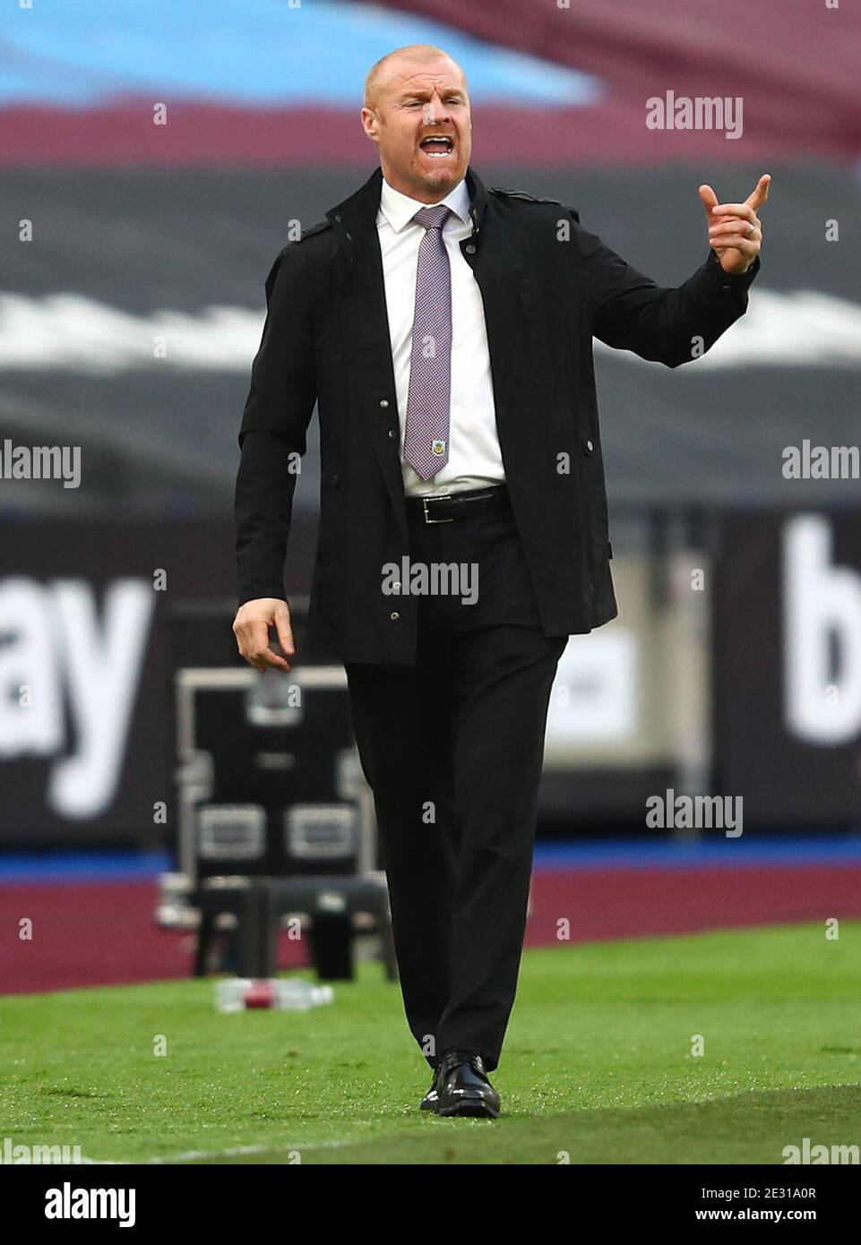 Sean Dyche, responsable de Burnley, donne des cours à ses joueurs lors du match de la Premier League au London Stadium, Londres. Banque D'Images