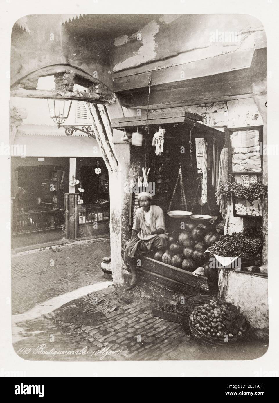 Photo du XIXe siècle : boutique avec un homme arabe, probablement Alger, Algérie. Banque D'Images