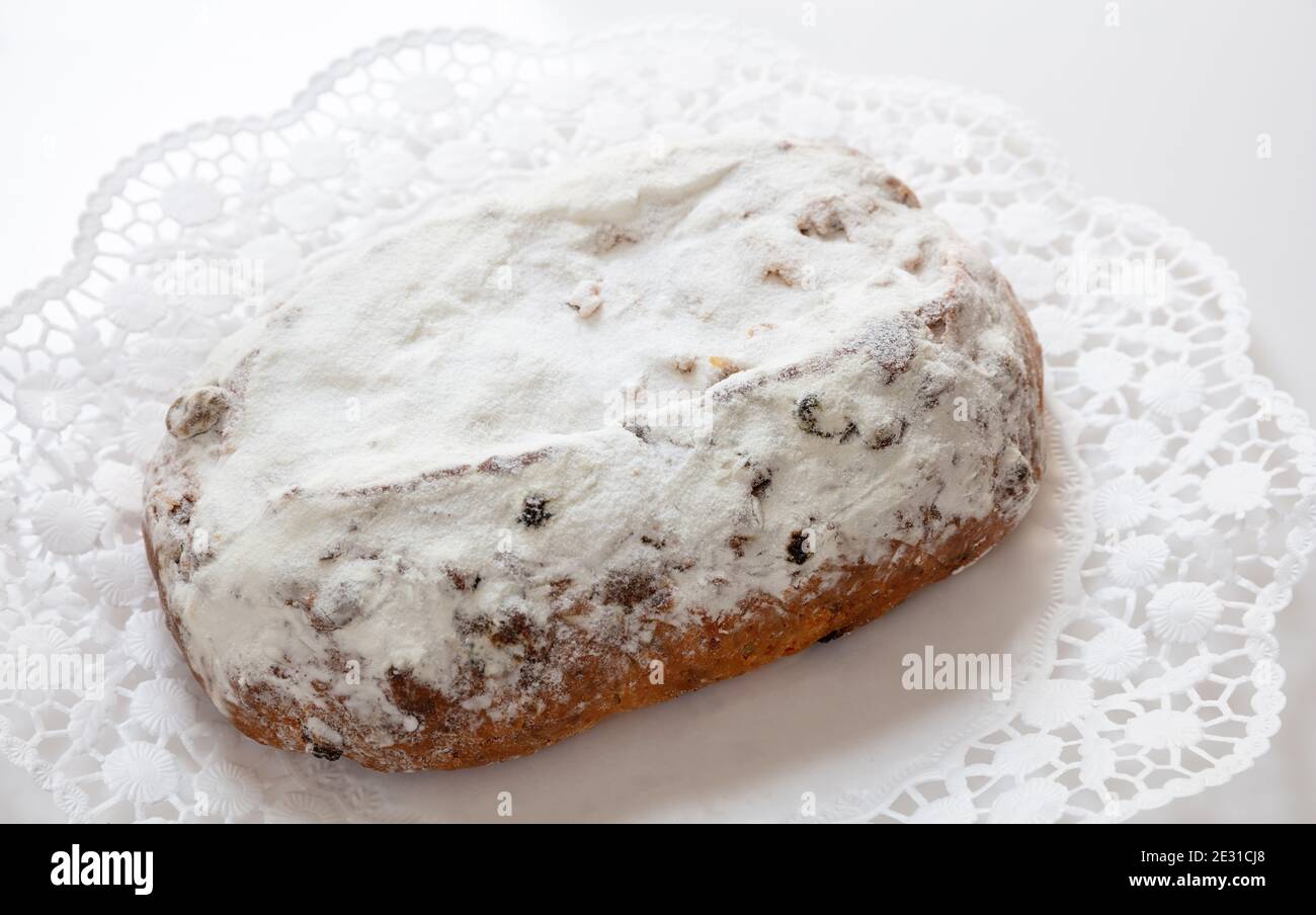 Gâteau de Noël au stollen doux pain traditionnel allemand, Christstollen isolé sur fond blanc. Dessert de saison avec raisins secs, noix, épices, séchés Banque D'Images