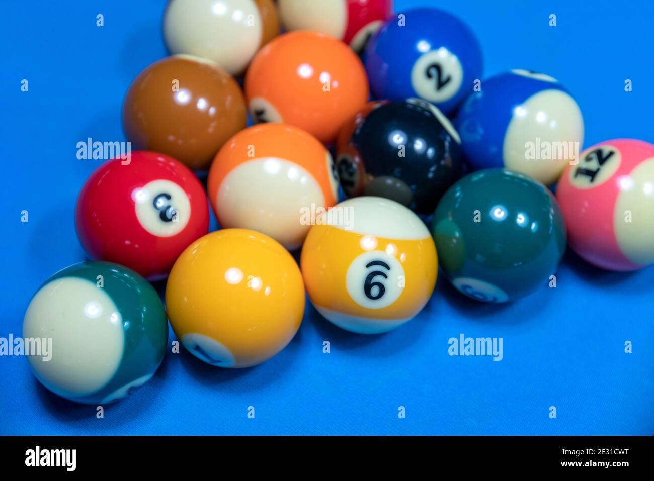 décor sportif cue avec boules de billard dans une ambiance bleue Banque D'Images