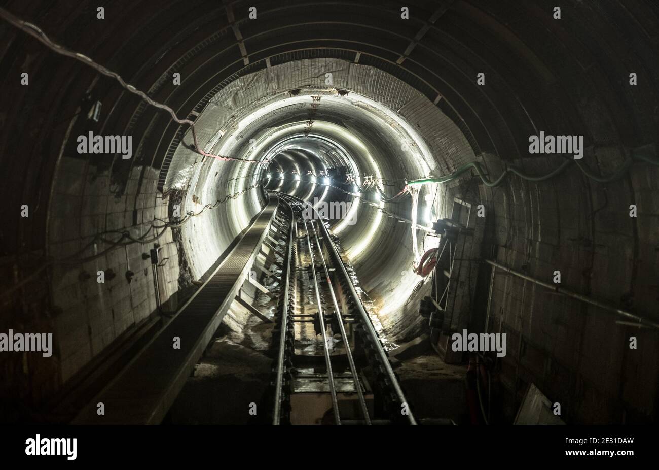 Galerie de tunnels de mine souterraine avec voies ferrées en fonctionnement - Concept industriel avec transport et connexion Banque D'Images