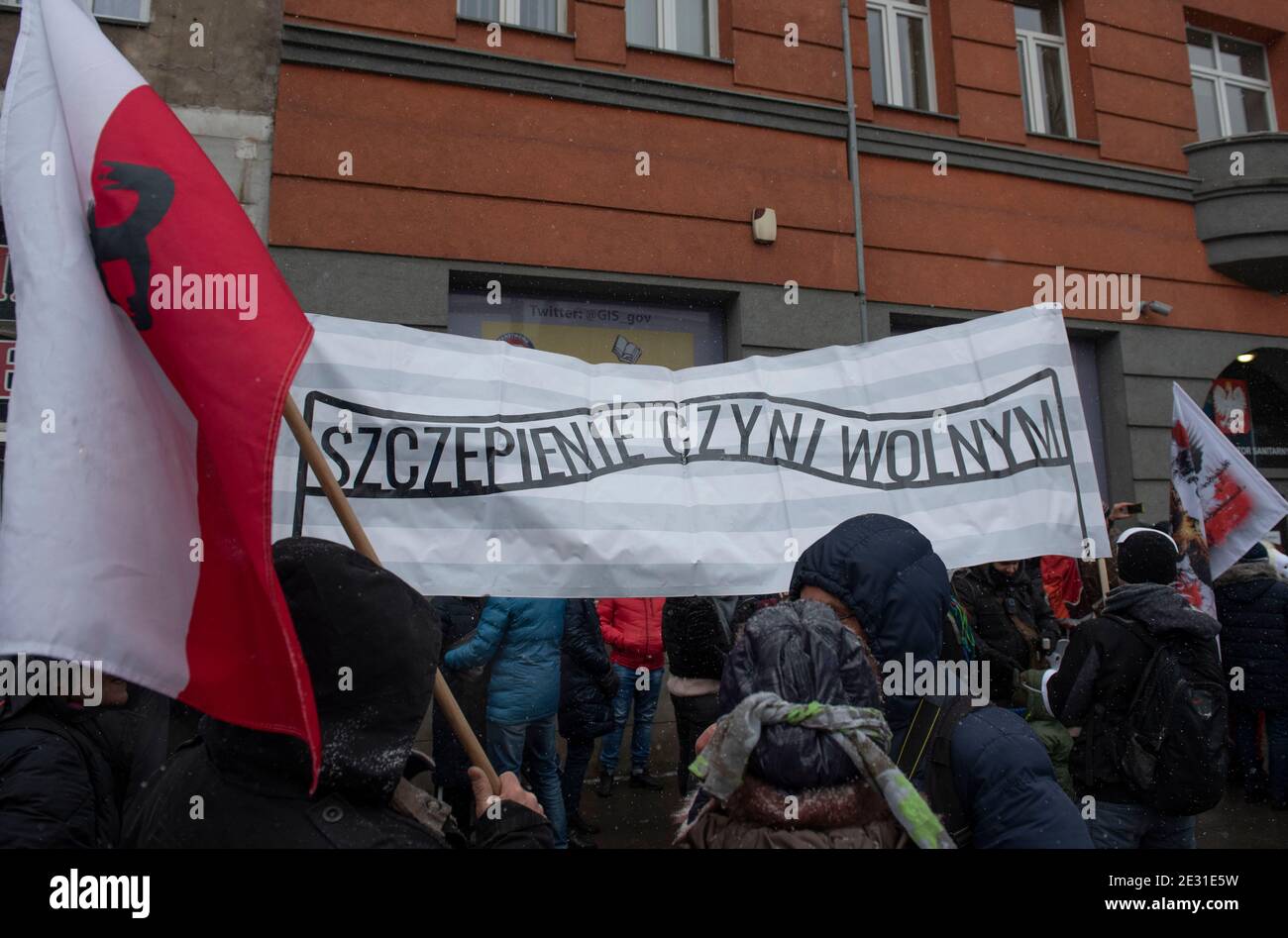 Varsovie, Varsovie, Pologne. 16 janvier 2021. Les manifestants tiennent une bannière qui se lit « la vaccination vous rend libre » lors d'une manifestation anti-vax le 16 janvier 2021 à Varsovie, en Pologne. Environ deux cents personnes ont participé à une manifestation contre la vaccination obligatoire, en particulier contre Covid-19. Crédit: Aleksander Kalka/ZUMA Wire/Alay Live News Banque D'Images