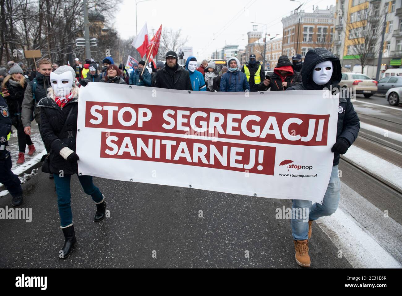 Varsovie, Varsovie, Pologne. 16 janvier 2021. Les manifestants portant un masque portent une bannière qui se lit comme suit : « Arrêter la ségrégation sanitaire » lors d'une manifestation anti-vax le 16 janvier 2021 à Varsovie, en Pologne. Environ deux cents personnes ont participé à une manifestation contre la vaccination obligatoire, en particulier contre Covid-19. Crédit: Aleksander Kalka/ZUMA Wire/Alay Live News Banque D'Images