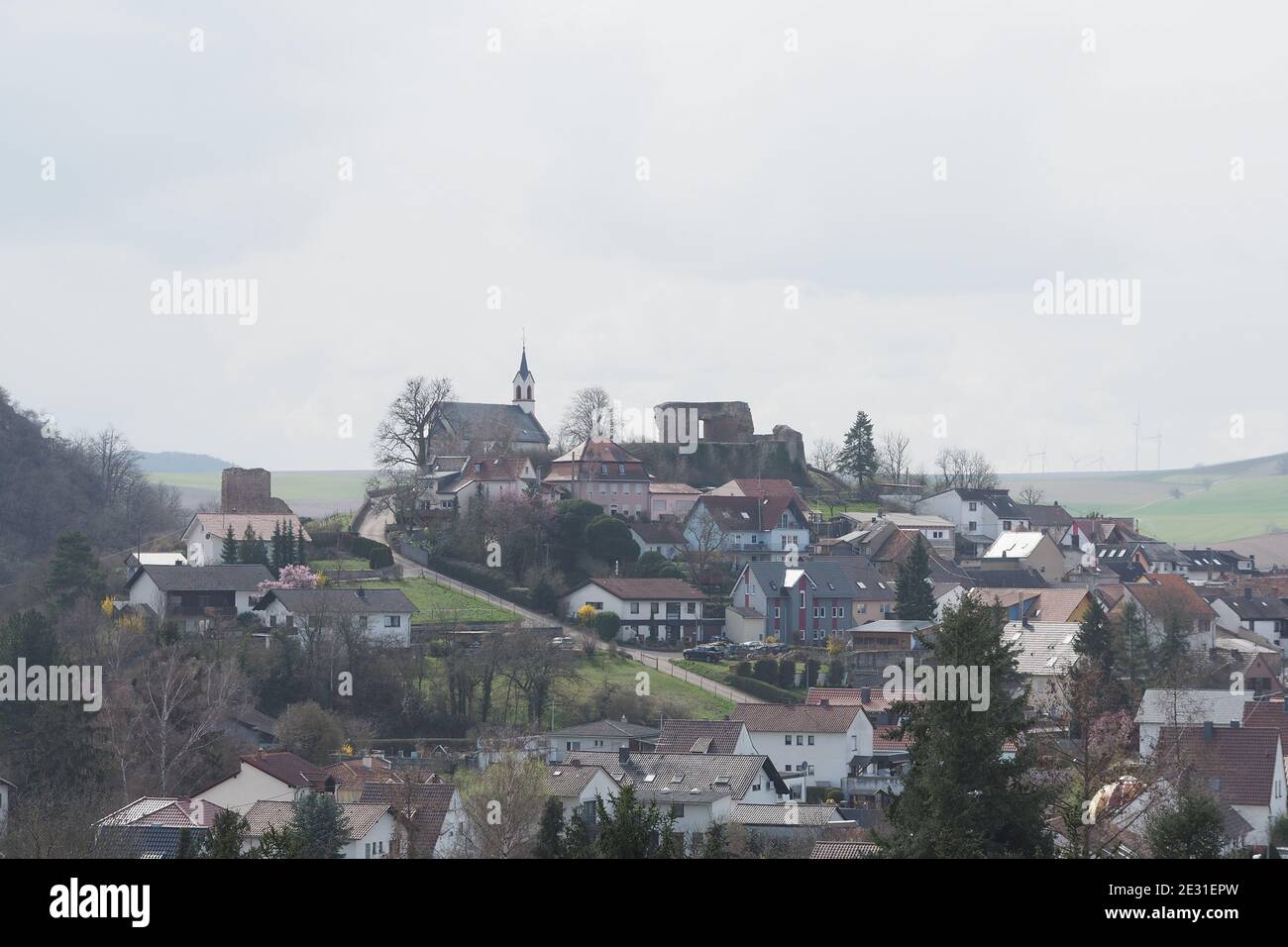 Neu-Bamberg avec ses ruines du château de Neu-Baumburg, Rheinland-Pfalz, Allemagne , magnifique photo Banque D'Images