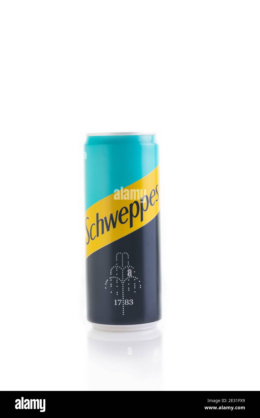 MOGILEV, BÉLARUS - NOVEMBRE 18 2020: Schweppes Bitter Lemon Original dans un boîte d'aluminium en étain isolé sur fond blanc. Schweppes est un beverag suisse Banque D'Images