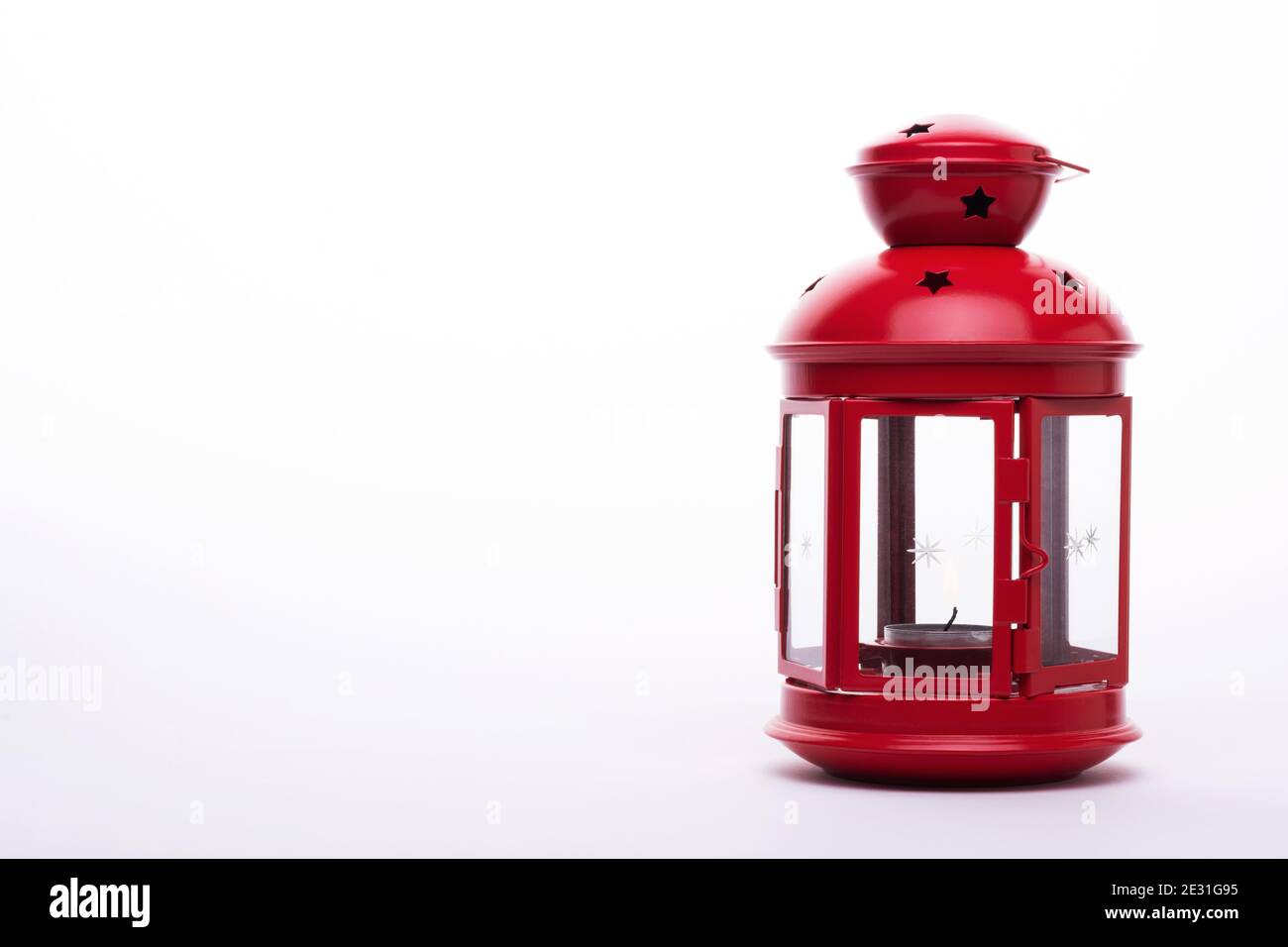 Lanterne de Noël rouge isolée sur blanc. Banque D'Images