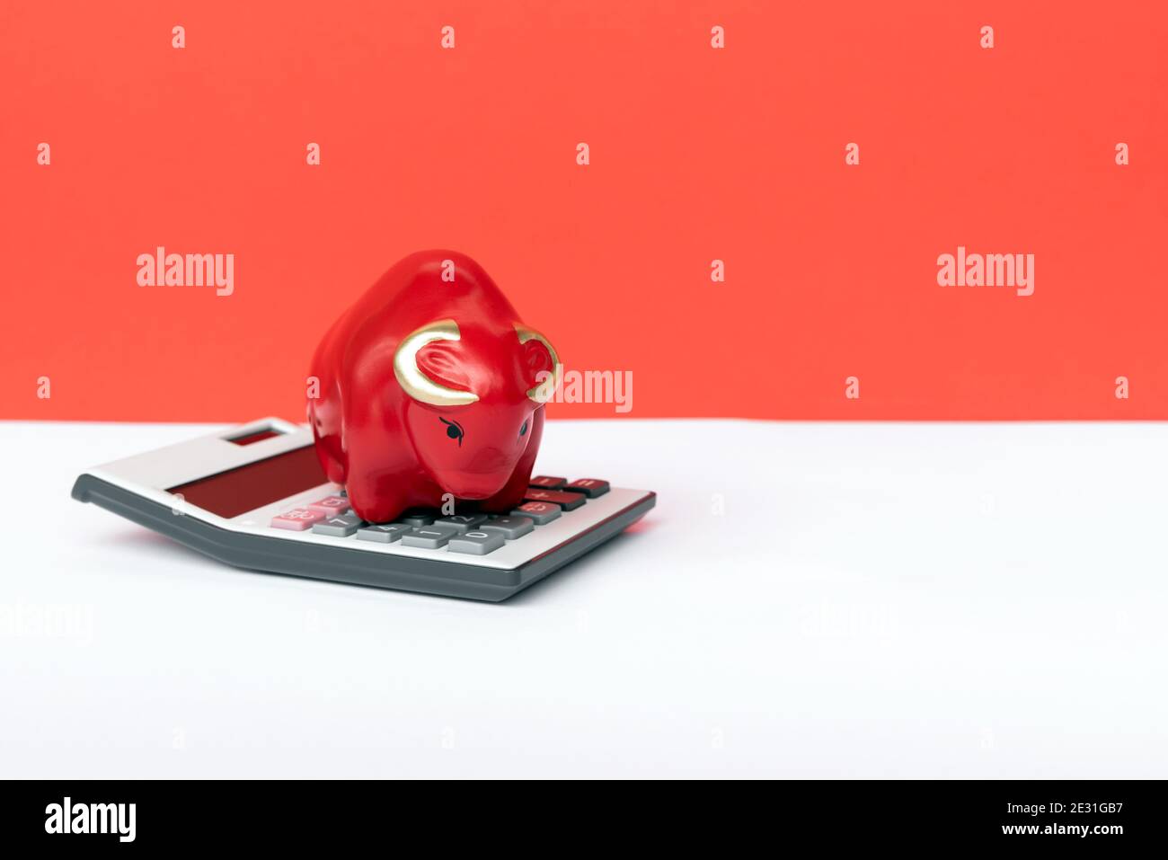 Année de l'Ox Nouveau-an chinois concept de base avec calculateur - concept commercial et financier Banque D'Images