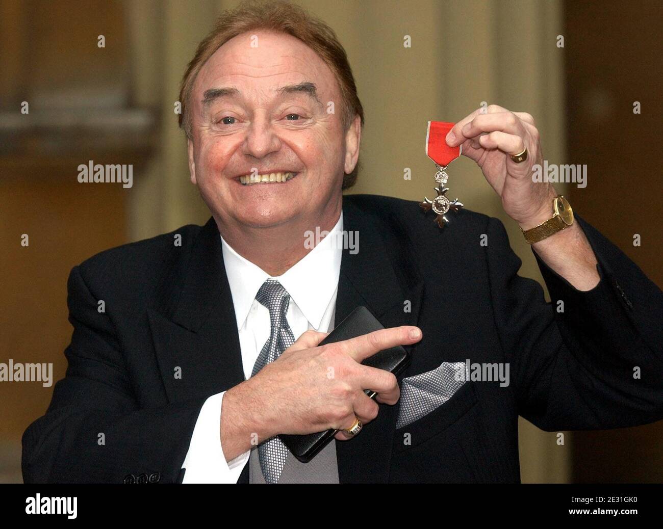 Photo du dossier datée du 12/12/03 de Gerry Marsden avec son MBE pour les services aux organismes de bienfaisance de Liverpudlian. La famille « éveillée » de Marsden a dit un adieu émotif à l'artiste en train de tenir ses funérailles près de sa chère rivière Mersey à Liverpool. Banque D'Images