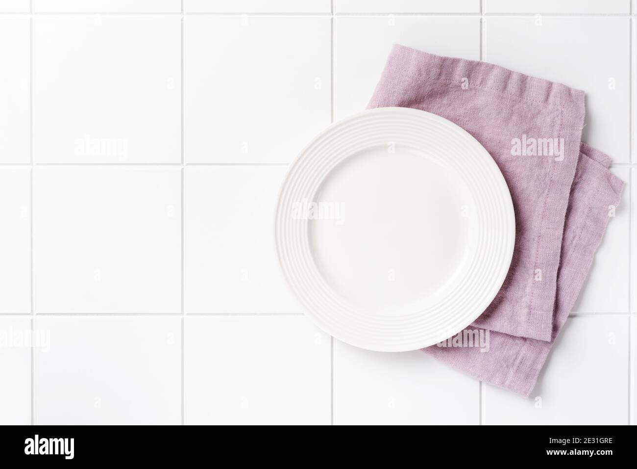 Assiette blanche, couverts et serviette de table en pierre, vue sur le dessus de la table. Réglage de la barre de coupe. Banque D'Images