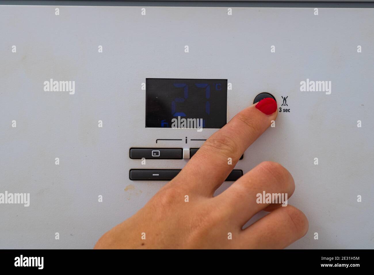 Main Femme Essayer De Désactiver Et Sur Le Chauffage Central Dans La  Chambre. Les Mains Sur Le Panneau De Commande De Chauffage Central. Fille  Main Température De Réglage Pour Photo Stock -