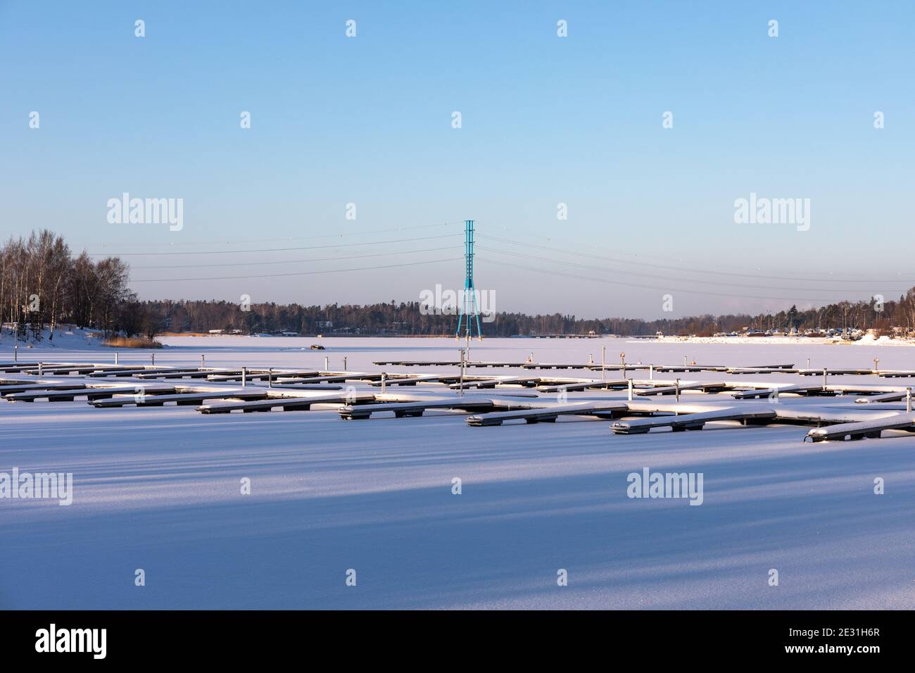 La baie de Taivallahti a été surgelée et enneigée par une froide journée d'hiver à Helsinki, en Finlande Banque D'Images