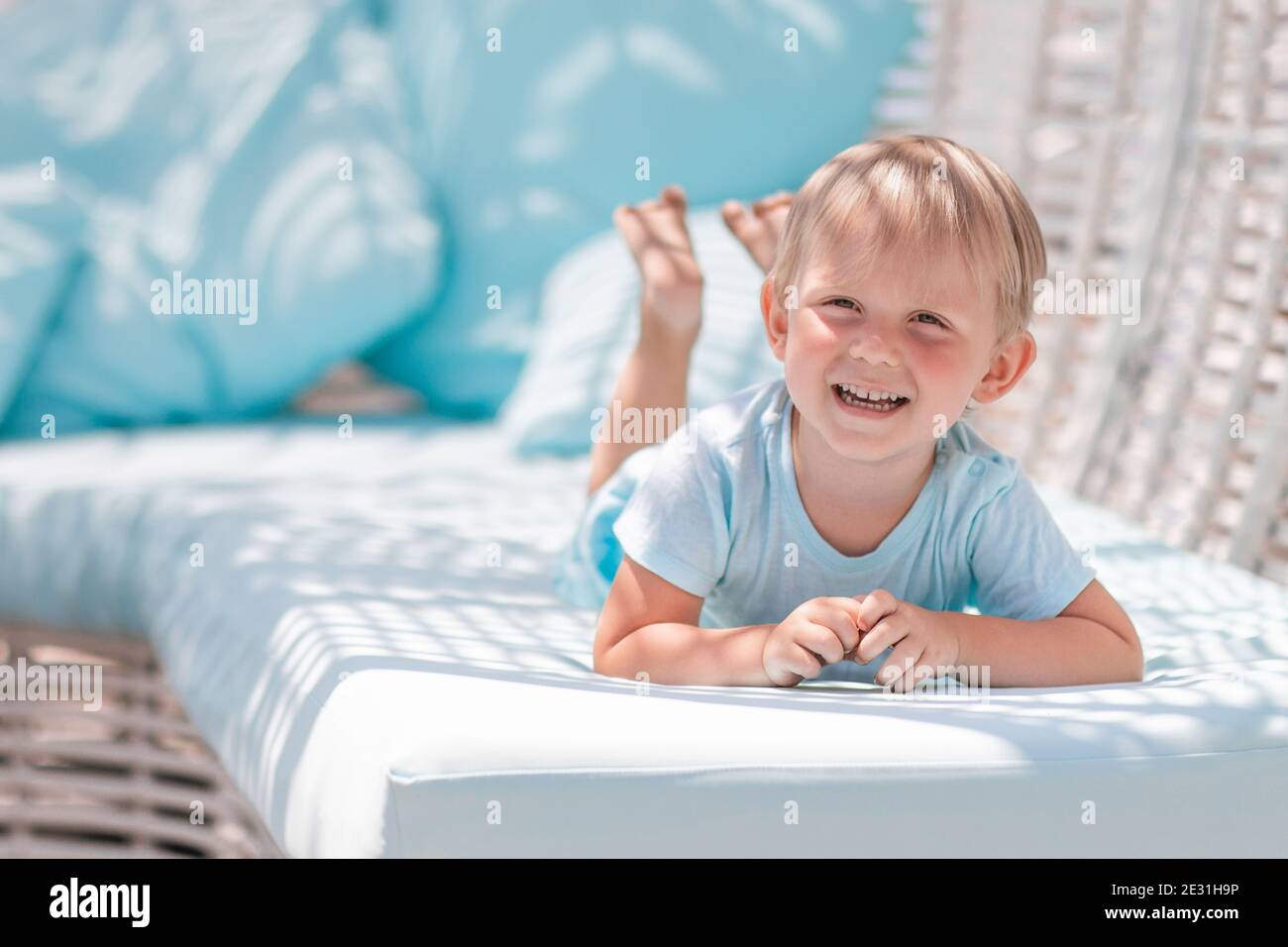 Mignon et beau blond enfant enfant tout-petit garçon rit. Concept d'enfance heureuse avec place pour le texte. Banque D'Images