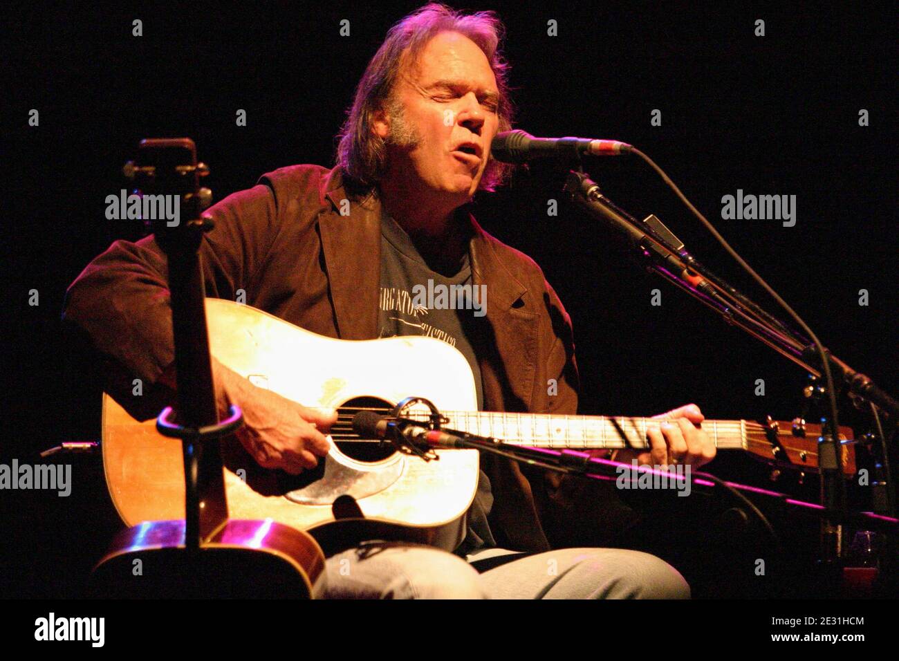 Neil Young joue un concert acoustique au Hammersmith Apollo à Londres, au Royaume-Uni. 17 mai 2003 Banque D'Images