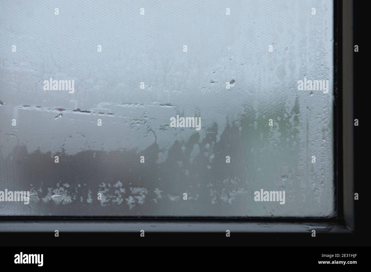 Gouttes d'eau sur le verre, motif abstrait. Condensation de vapeur sur la fenêtre, hiver. Banque D'Images