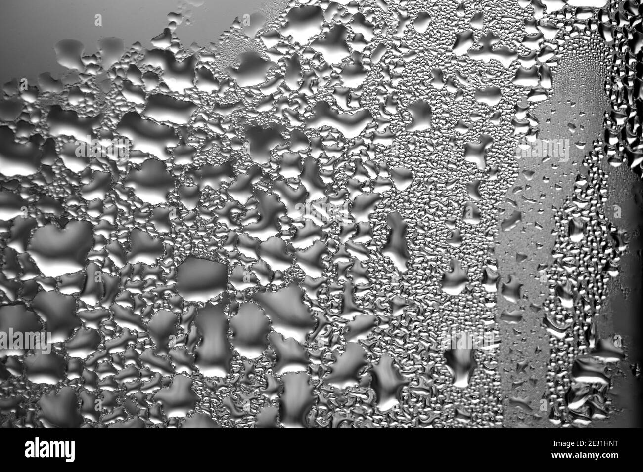 Gouttes d'eau sur le verre, motif abstrait. Condensation de vapeur sur la fenêtre, hiver. Banque D'Images